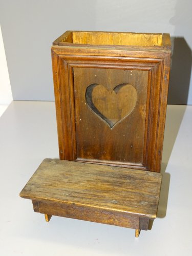 -PETITE ARMOIRE BOIS Fermée  PORTE MONTRE COEUR VERRE  COLLECTION DECO VITRINE D