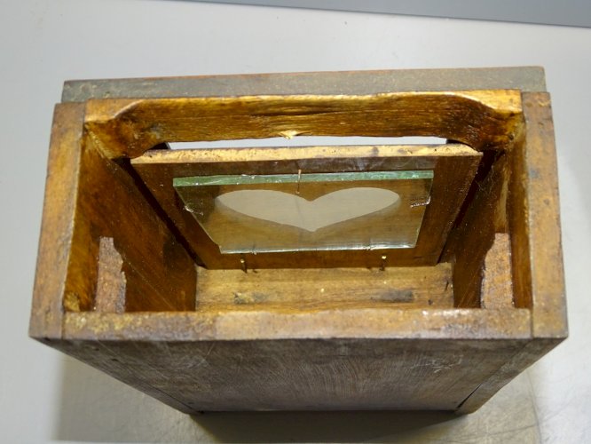 -PETITE ARMOIRE BOIS Fermée  PORTE MONTRE COEUR VERRE  COLLECTION DECO VITRINE D