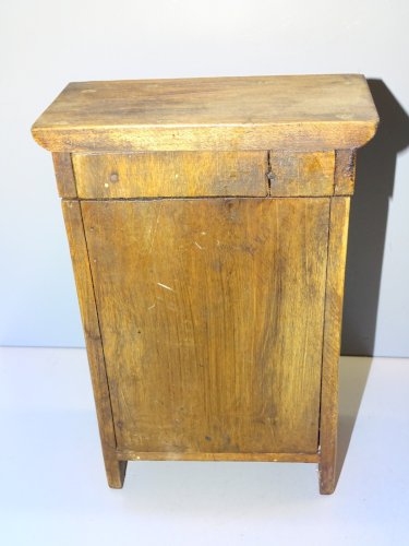 -PETITE ARMOIRE BOIS Fermée  PORTE MONTRE COEUR VERRE  COLLECTION DECO VITRINE D