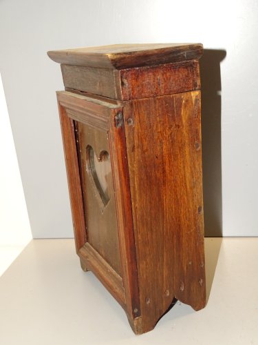 -PETITE ARMOIRE BOIS Fermée  PORTE MONTRE COEUR VERRE  COLLECTION DECO VITRINE D