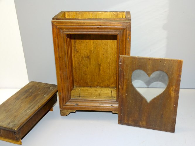 -PETITE ARMOIRE BOIS Fermée  PORTE MONTRE COEUR VERRE  COLLECTION DECO VITRINE D