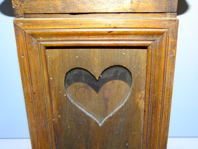-PETITE ARMOIRE BOIS Fermée  PORTE MONTRE COEUR VERRE  COLLECTION DECO VITRINE D
