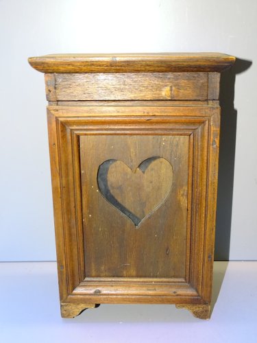 -PETITE ARMOIRE BOIS Fermée  PORTE MONTRE COEUR VERRE  COLLECTION DECO VITRINE D