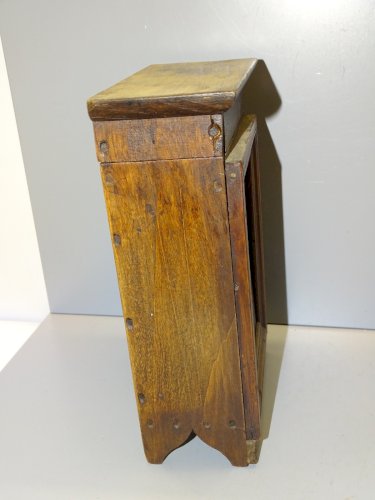 -PETITE ARMOIRE BOIS Fermée  PORTE MONTRE COEUR VERRE  COLLECTION DECO VITRINE D