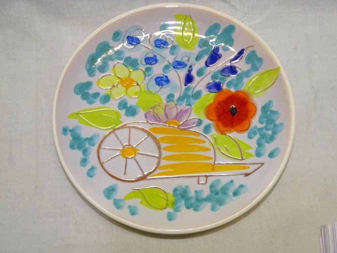 -PETITE ASSIETTE VALLAURIS A DECOR DE BROUETTE ET FLEURS COLOREES SIGNEE   D