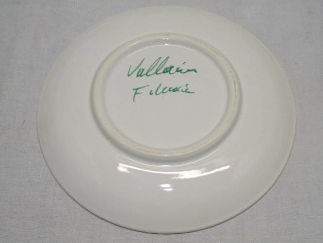 -PETITE ASSIETTE VALLAURIS A DECOR DE BROUETTE ET FLEURS COLOREES SIGNEE   D