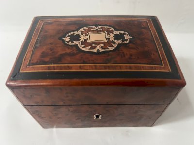 Small jewelry box in thuya wood veneer 20th century