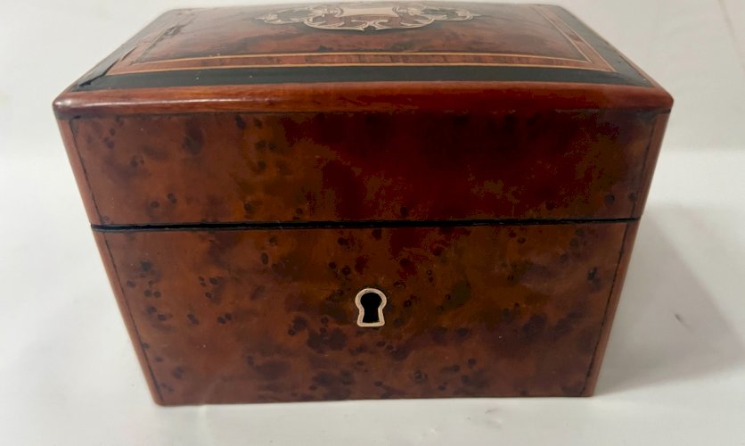 Petite boite a bijous en placage de bois de thuya XX siècle