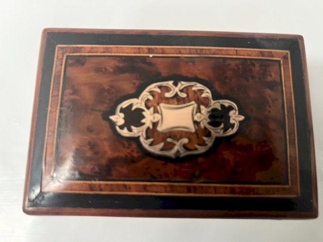 Petite boite a bijous en placage de bois de thuya XX siècle