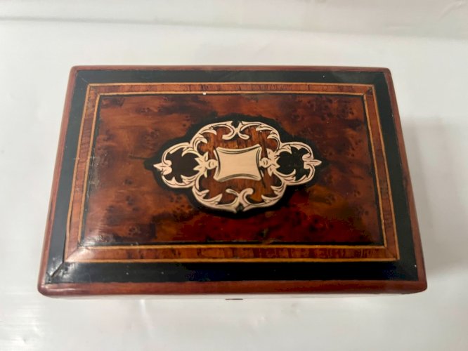 Petite boite a bijous en placage de bois de thuya XX siècle