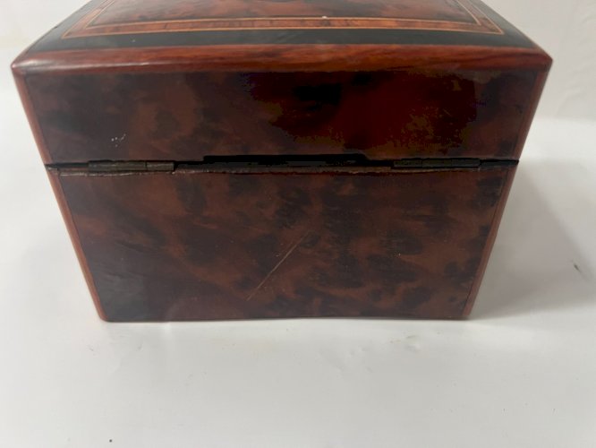 Petite boite a bijous en placage de bois de thuya XX siècle