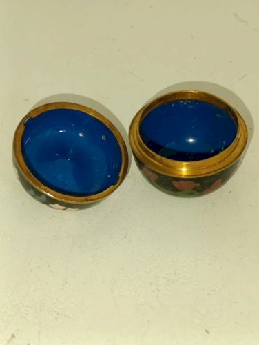 petite boite asiatique en forme de pomme en metal cloisonné en bon etat