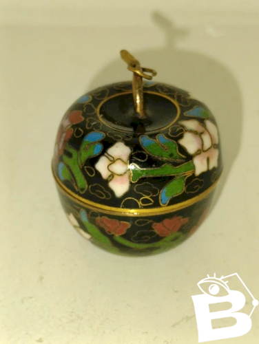 petite boite asiatique en forme de pomme en metal cloisonné en bon etat