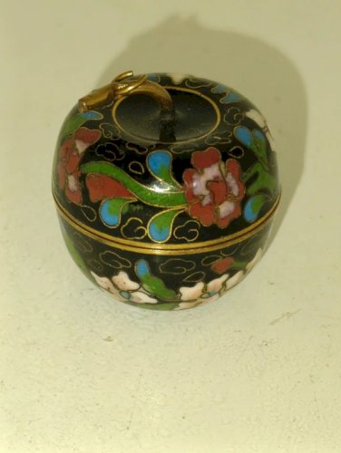 petite boite asiatique en forme de pomme en metal cloisonné en bon etat