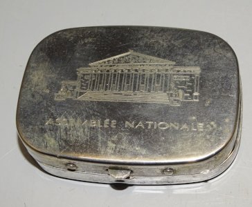 -PETITE BOITE ASSEMBLEE NATIONALE METAL ARGENTE NECCESSAIRE COUTURE COLLECTION