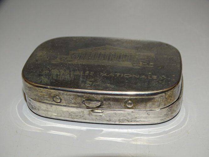 -PETITE BOITE ASSEMBLEE NATIONALE METAL ARGENTE NECCESSAIRE COUTURE COLLECTION
