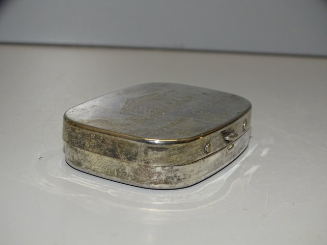 -PETITE BOITE ASSEMBLEE NATIONALE METAL ARGENTE NECCESSAIRE COUTURE COLLECTION