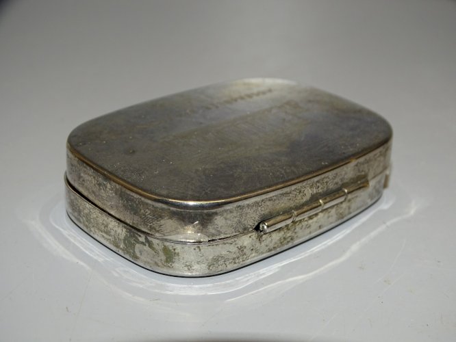 -PETITE BOITE ASSEMBLEE NATIONALE METAL ARGENTE NECCESSAIRE COUTURE COLLECTION