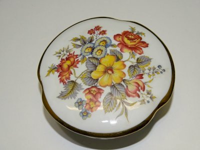 - PETITE BOITE BONBONNIERE BOITE à BIJOUX PORCELAINE LIMOGES décor fleuri  D