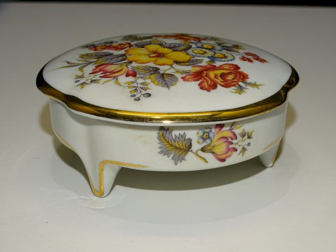 - PETITE BOITE BONBONNIERE BOITE à BIJOUX PORCELAINE LIMOGES décor fleuri  D