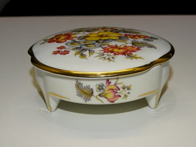 - PETITE BOITE BONBONNIERE BOITE à BIJOUX PORCELAINE LIMOGES décor fleuri  D