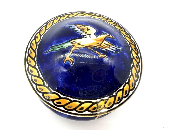 Petite boîte couverte en faïence de Gien – Décor Renaissance – peint à la main