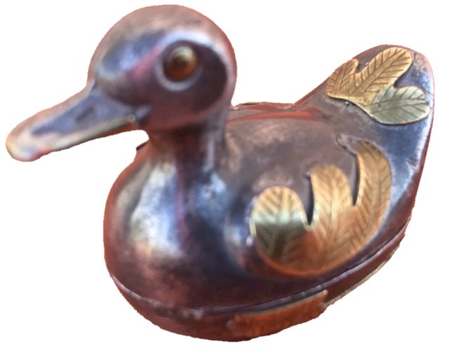 Petite boite en forme de canard  étain patiné incrusté de laiton   