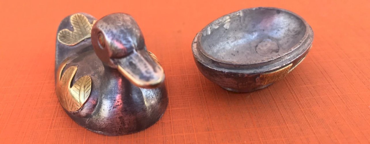 Petite boite en forme de canard  étain patiné incrusté de laiton   