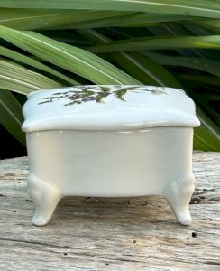 Petite boîte en porcelaine motif botanique