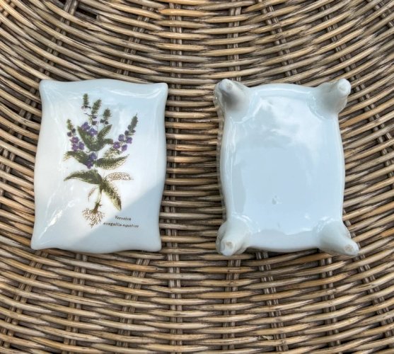 Petite boîte en porcelaine motif botanique