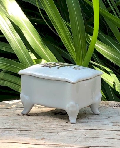 Petite boîte en porcelaine motif botanique