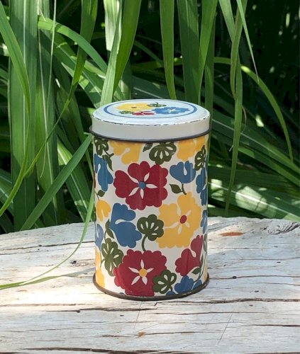 Petite boîte métallique vintage