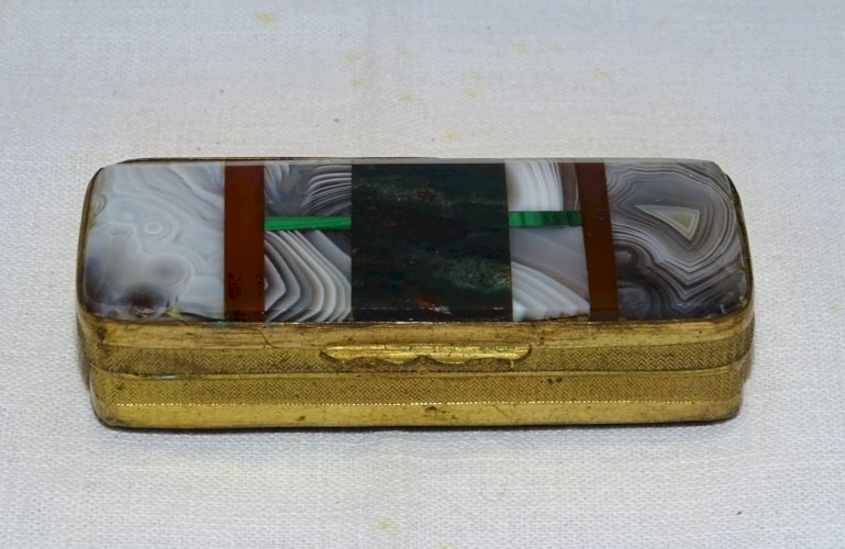 -PETITE BOITE TABATIERE PYROGENE COUVERCLE MARQUETERIE D'AGATE TOUR LAITON XIX