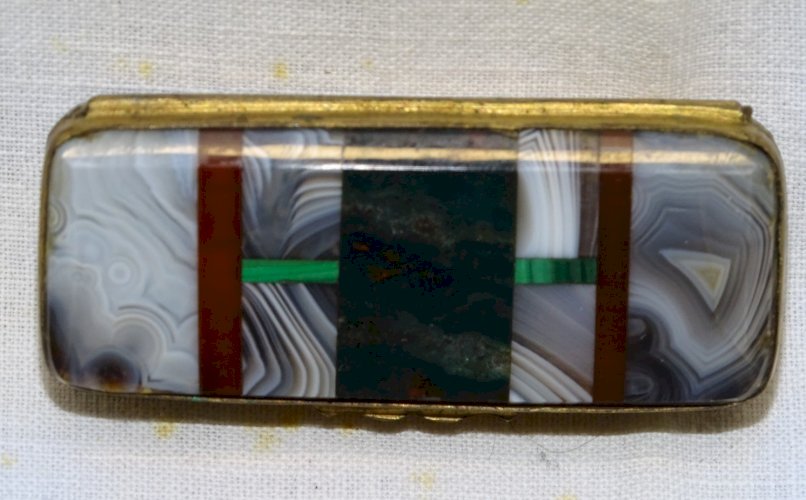 -PETITE BOITE TABATIERE PYROGENE COUVERCLE MARQUETERIE D'AGATE TOUR LAITON XIX