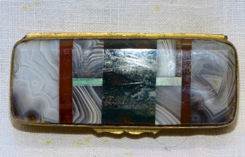-PETITE BOITE TABATIERE PYROGENE COUVERCLE MARQUETERIE D'AGATE TOUR LAITON XIX
