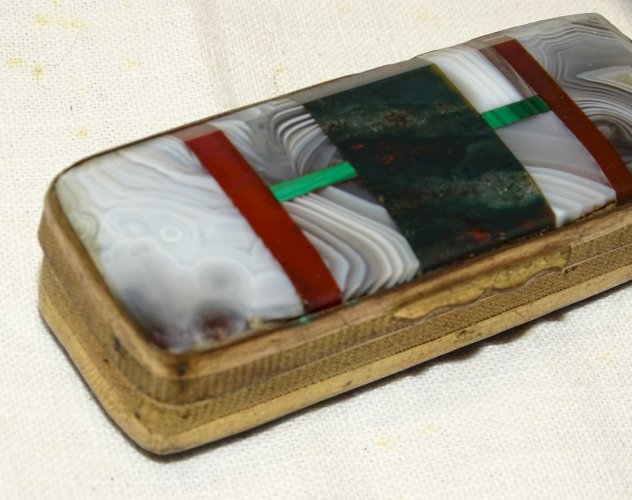 -PETITE BOITE TABATIERE PYROGENE COUVERCLE MARQUETERIE D'AGATE TOUR LAITON XIX