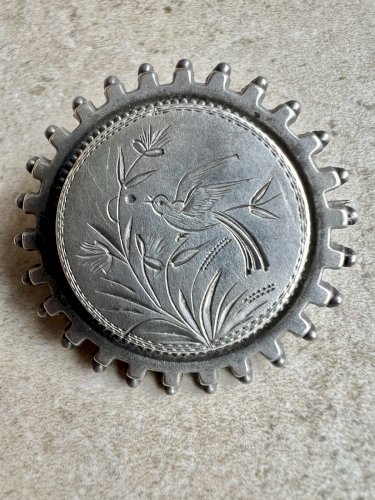 Petite Broche Argent Massif Unisex Xixe Siècle Ancienne Oiseau Gravé Romantique