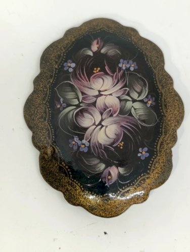 petite broche en bois peint main russe à decor floral en bon etat