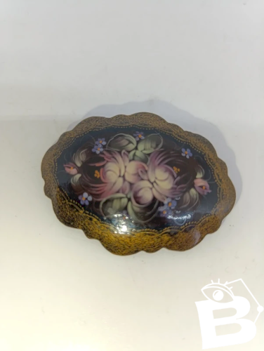 petite broche en bois peint main russe à decor floral en bon etat