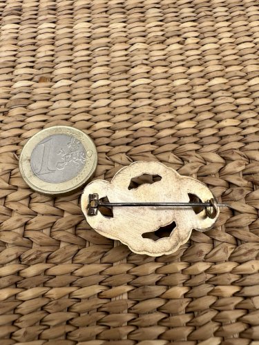 Petite Broche Napoléon Ill en plaqué or vintage, ancien Collection Unisex