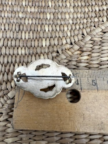 Petite Broche Napoléon Ill en plaqué or vintage, ancien Collection Unisex
