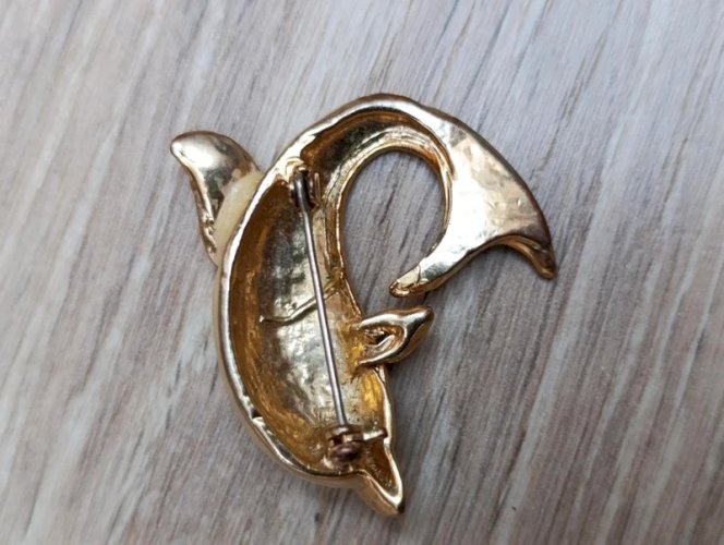 petite broche vintage en forme de dauphin en bon etat
