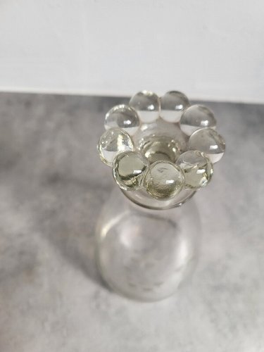 PETITE CARAFE EN VERRE CISELE DECOR DE FLEURS