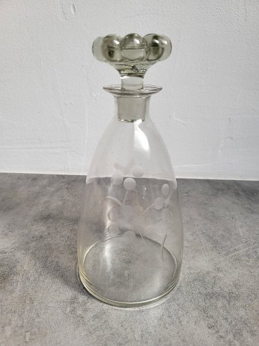 PETITE CARAFE EN VERRE CISELE DECOR DE FLEURS