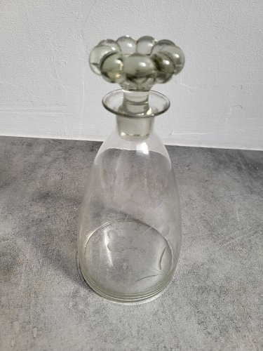 PETITE CARAFE EN VERRE CISELE DECOR DE FLEURS