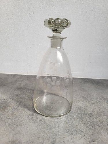 PETITE CARAFE EN VERRE CISELE DECOR DE FLEURS