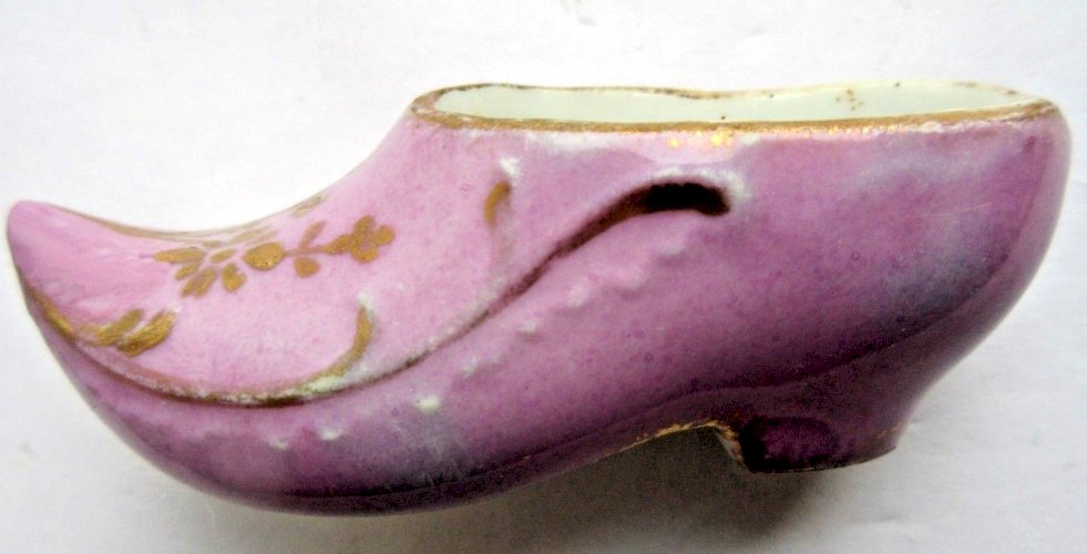 Petite chaussure Art Déco, Sabot rose et Or, soulier en porcelaine peinte
