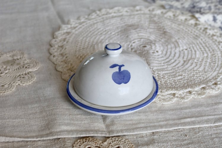 Petite cloche à beurre vintage en faïence blanche – Motif pomme bleue