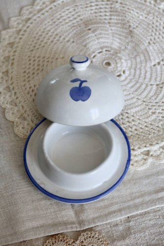 Petite cloche à beurre vintage en faïence blanche – Motif pomme bleue