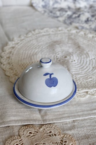 Petite cloche à beurre vintage en faïence blanche – Motif pomme bleue